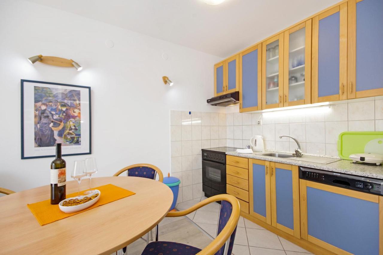In Your Pocket For 4 Person Apartment Split